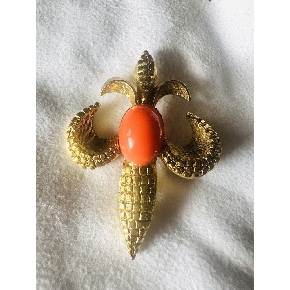 Vintage Gold Tone Fleur De Lis Brooch Coral Orange Cabochon Heraldic Pin